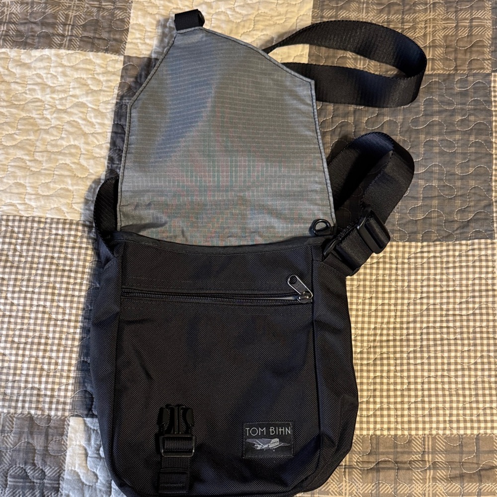 Tom Bihn Small Cafe Crossbody black/mountain - Picture 3 of 6